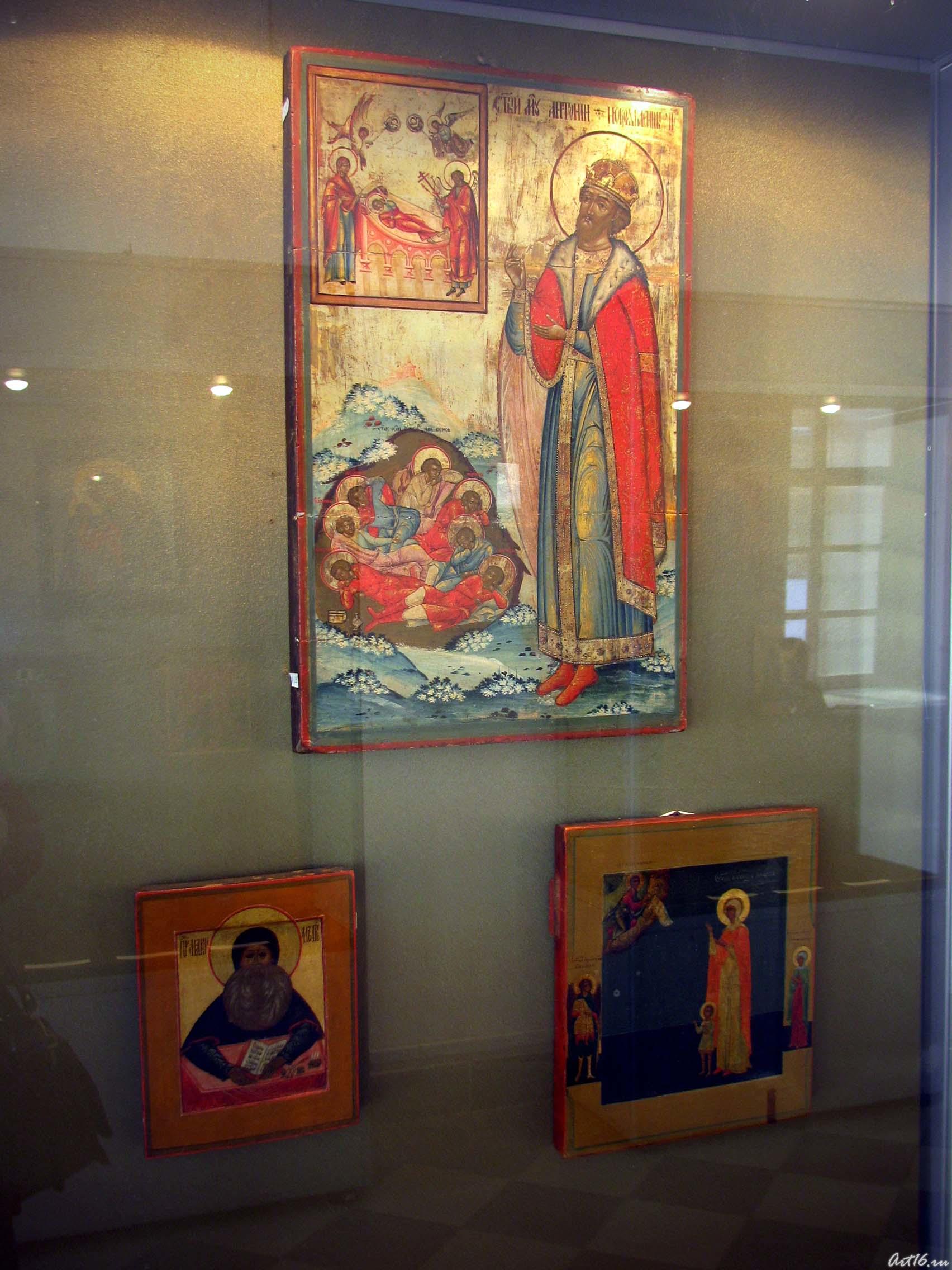 Фрагмент экспозиции выставки икон::Выставка икон в колокольне Богоявленской церкви