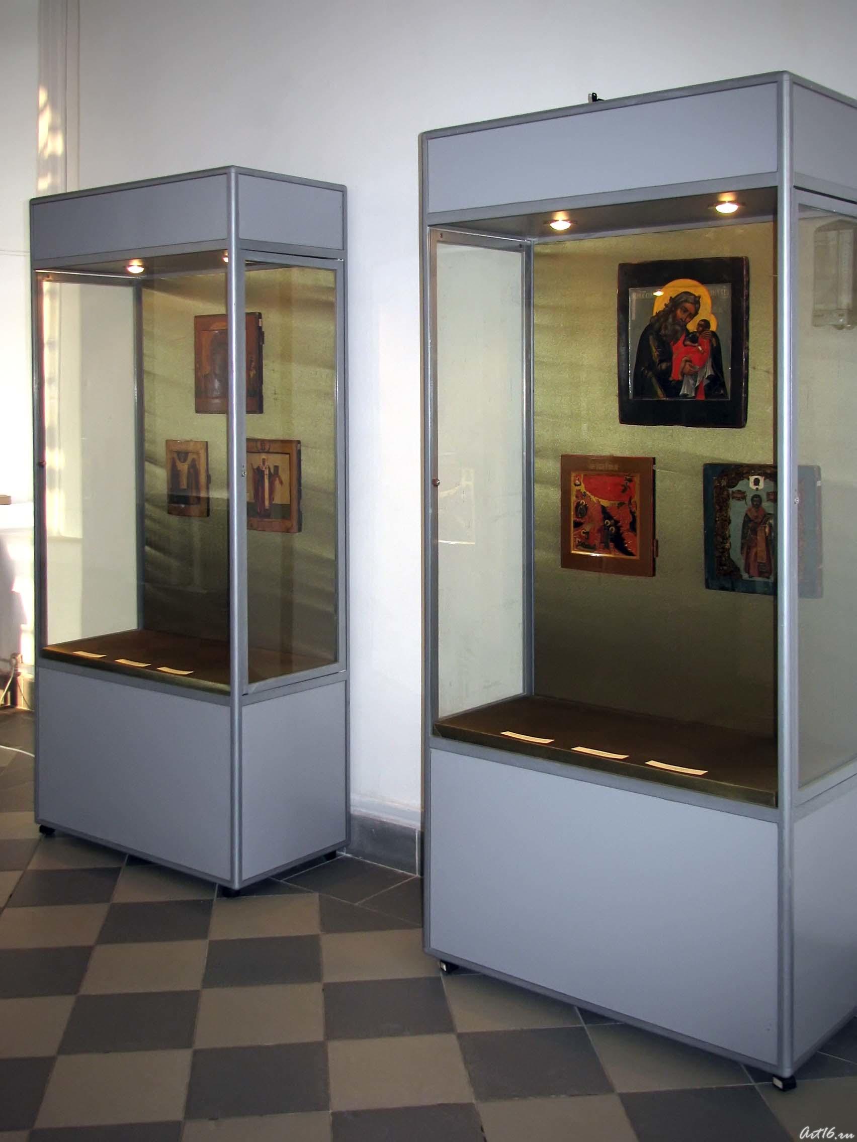 Фрагмент экспозиции выставки икон::Выставка икон в колокольне Богоявленской церкви