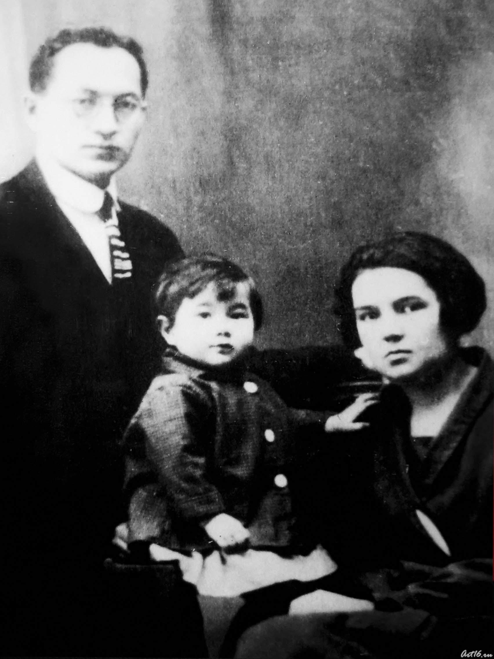 Галимзян Шараф с женой Асьмой и дочерью Юлдуз::Буинск