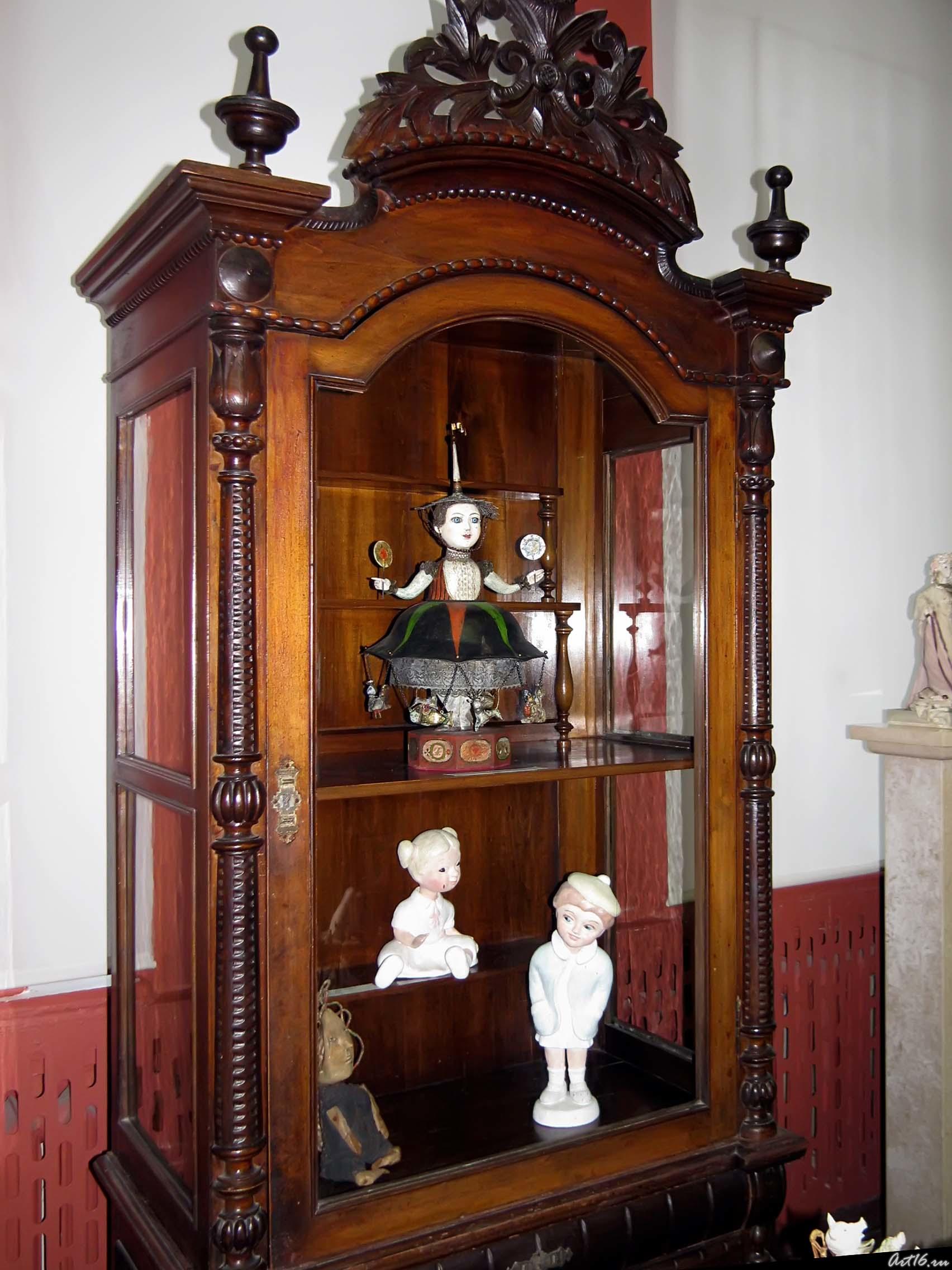 Шкаф с куклами. Фрагмент экспозиции выставки ʺПричудливый мир куколʺ::«Причудливый мир кукол»