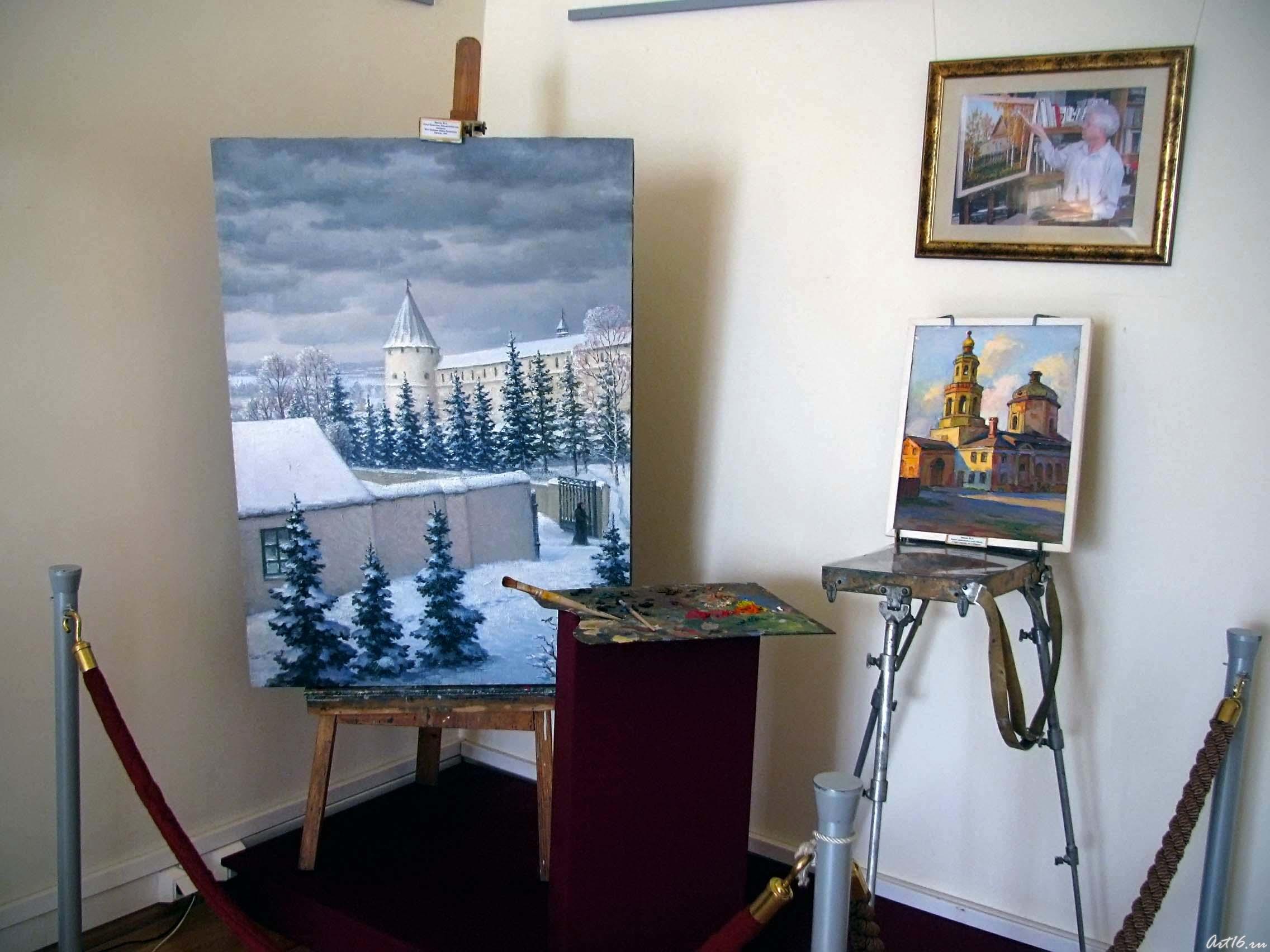 Фрагмент экспозиции. Мольберт. краски. картины художника::Фаиль Абуляесович Зиязов. "Краски родного края"