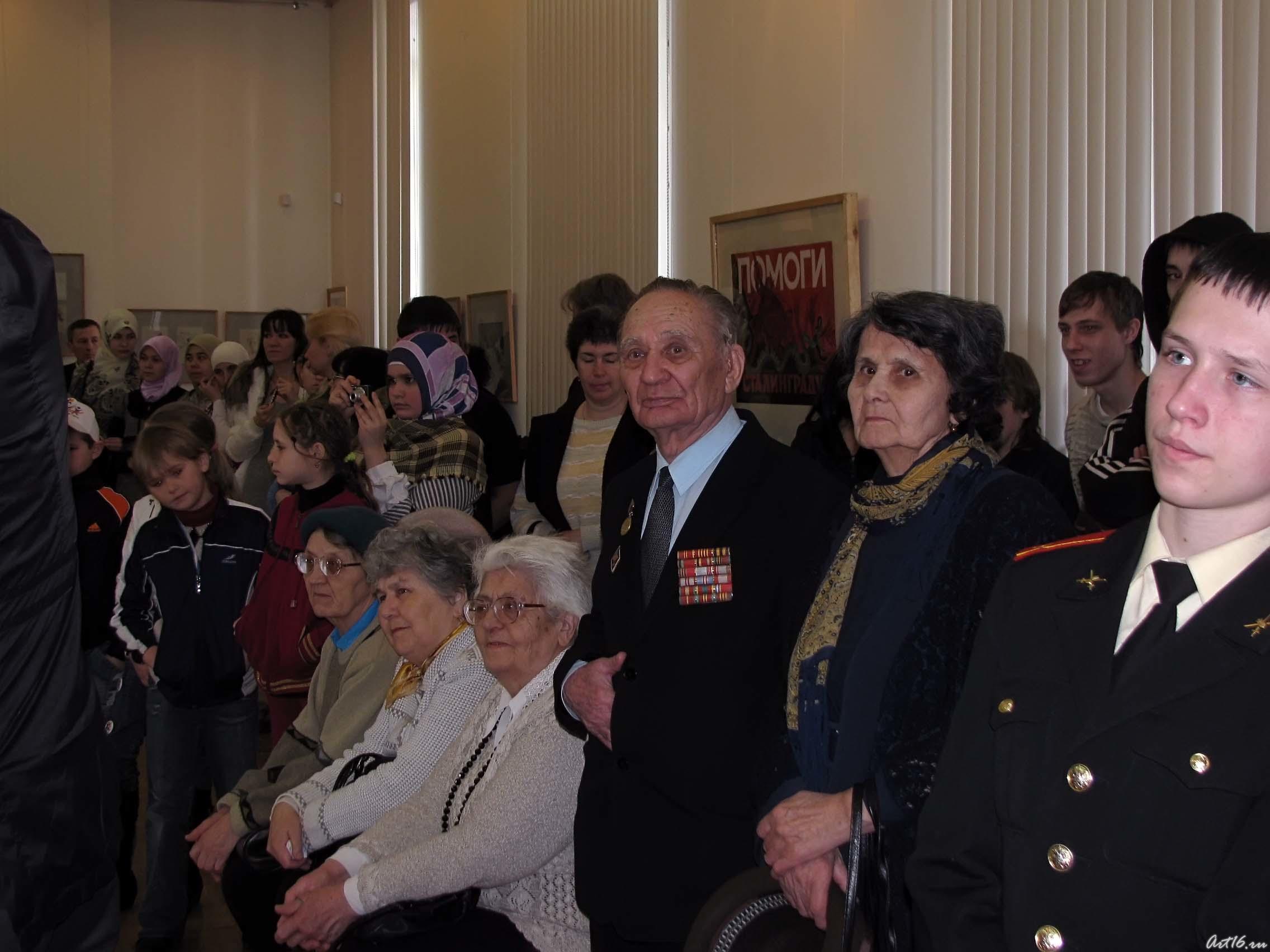 Зрители театрализованного представления в галерее ʺХазинэʺ::День театра в "Хазинэ"