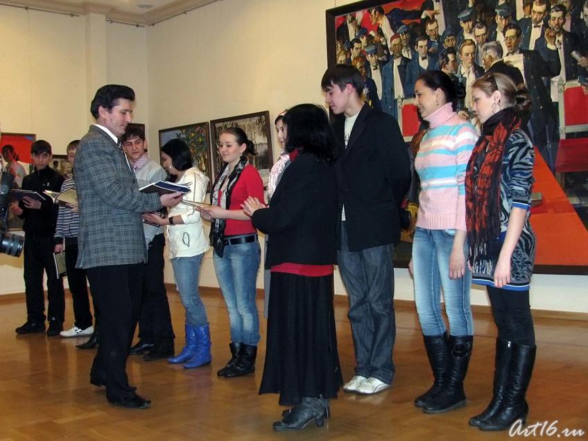 Вручение подарков студентам Казанского театрального училища::День театра в "Хазинэ"