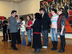 Вручение подарков студентам Казанского театрального училища
