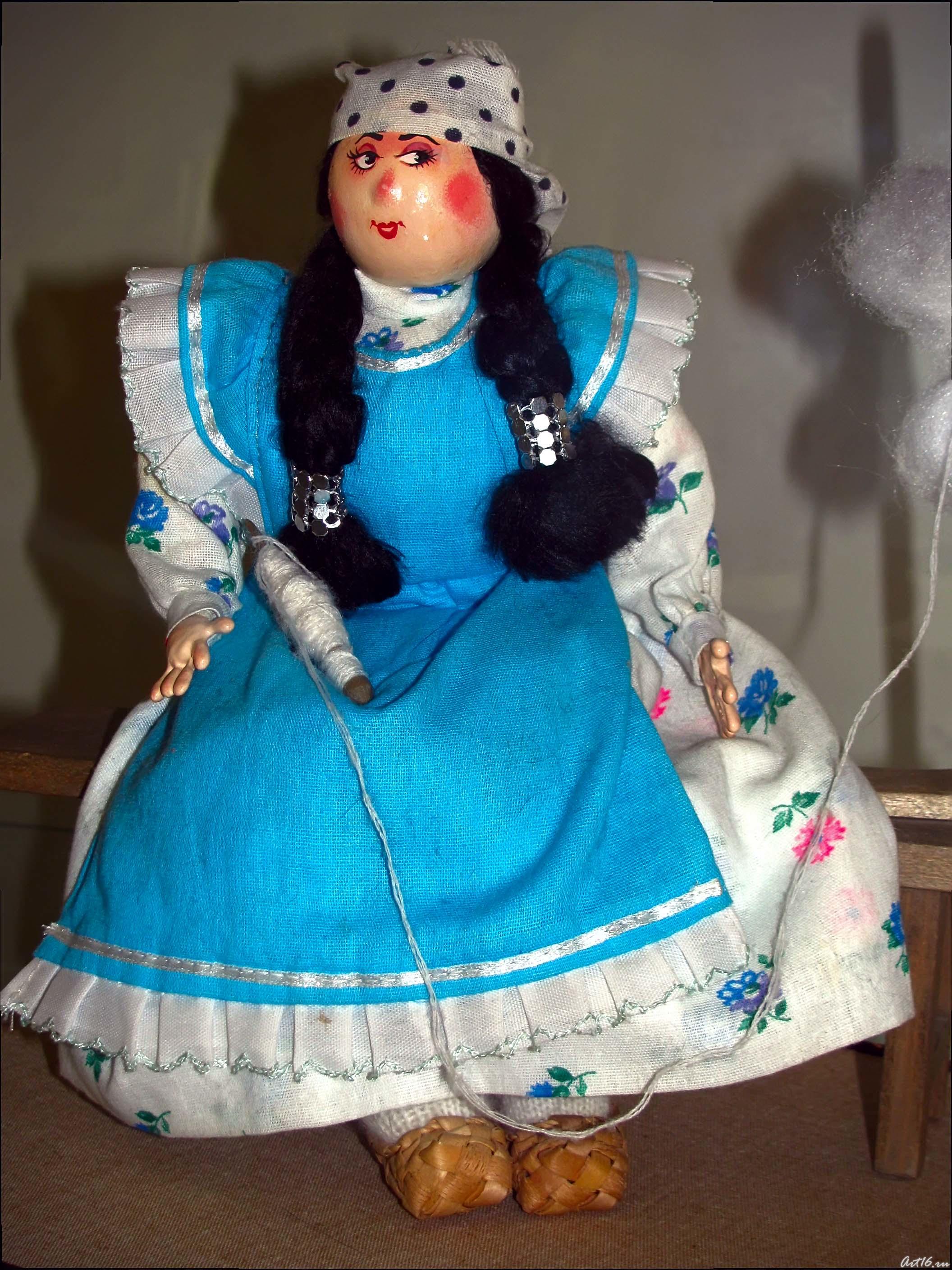 Пряха на скамейке с прялкой. 2005::Галявиева (альбом в обработке) 9.04.2010