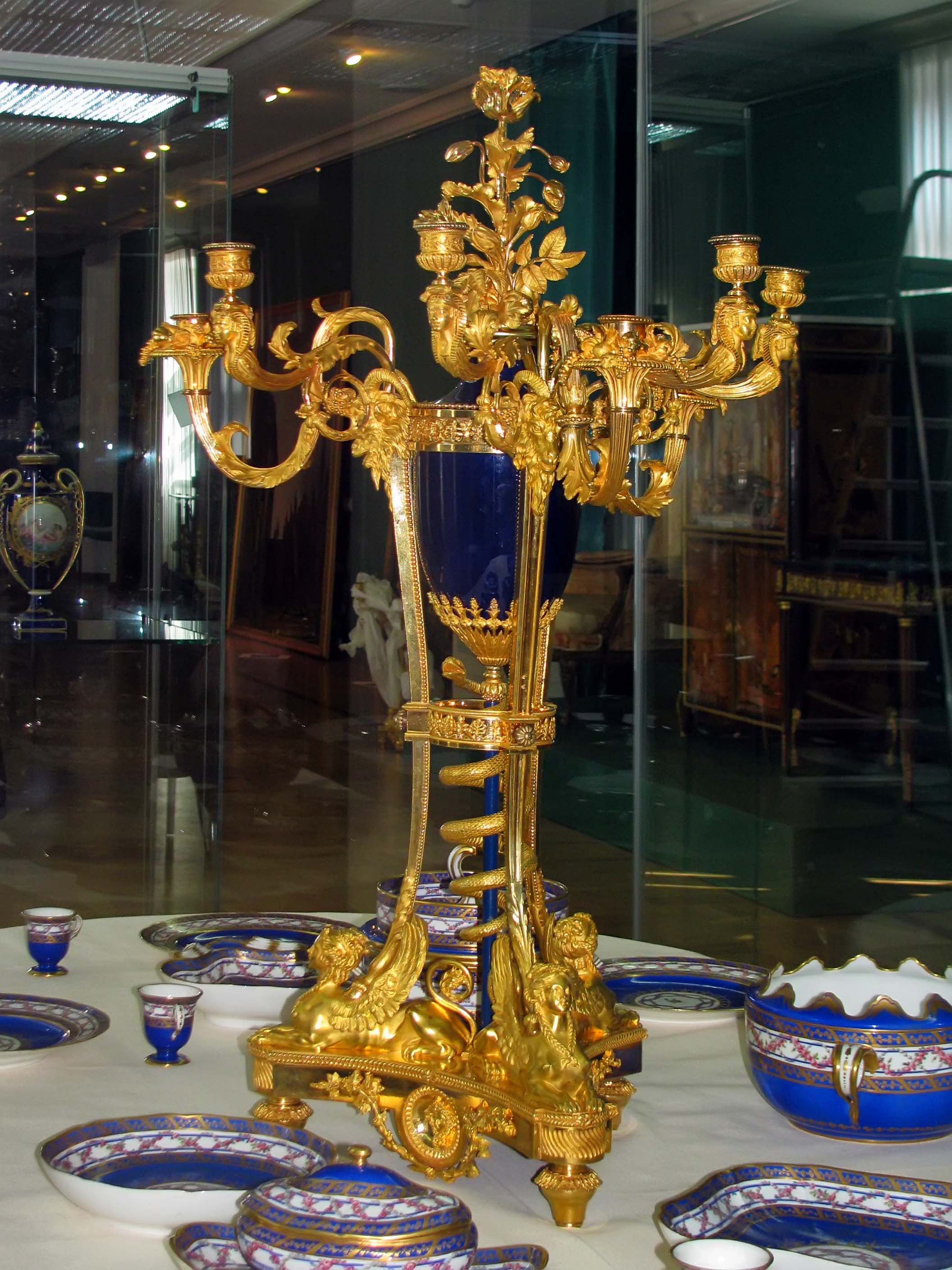 Канделябр-треножник с вазой синего фарфора::Искусство Франции XVII –XVIII веков