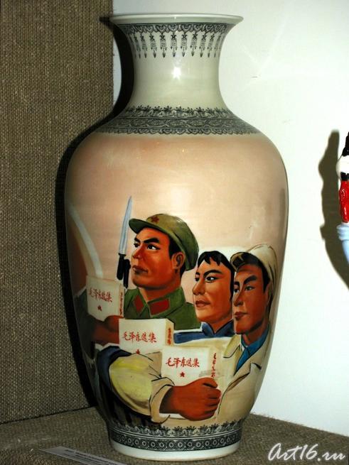 Ваза ʺНовое поколение изучает идеи  Мао Цзэдунаʺ 1969::Выставка «Мистерия Мао»