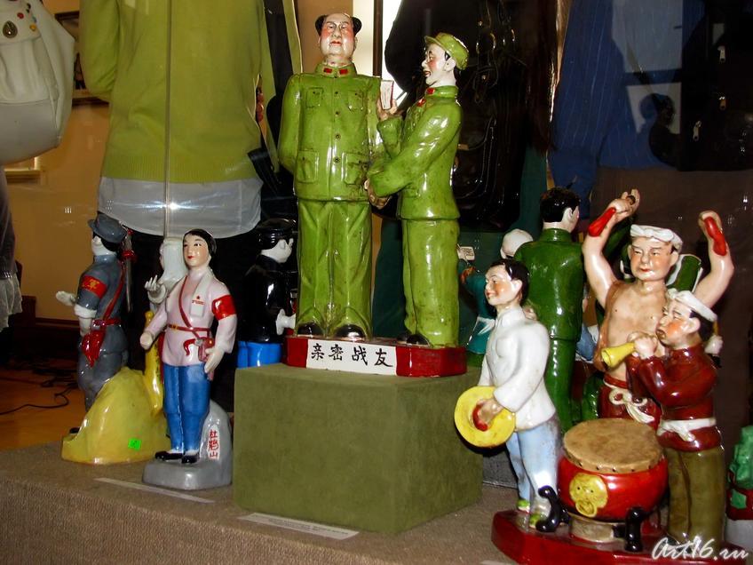 Скульптурные композиции. В центре ʺБоевые друзья Мао Цзэдун и  Линь Бяоʺ::Выставка «Мистерия Мао»