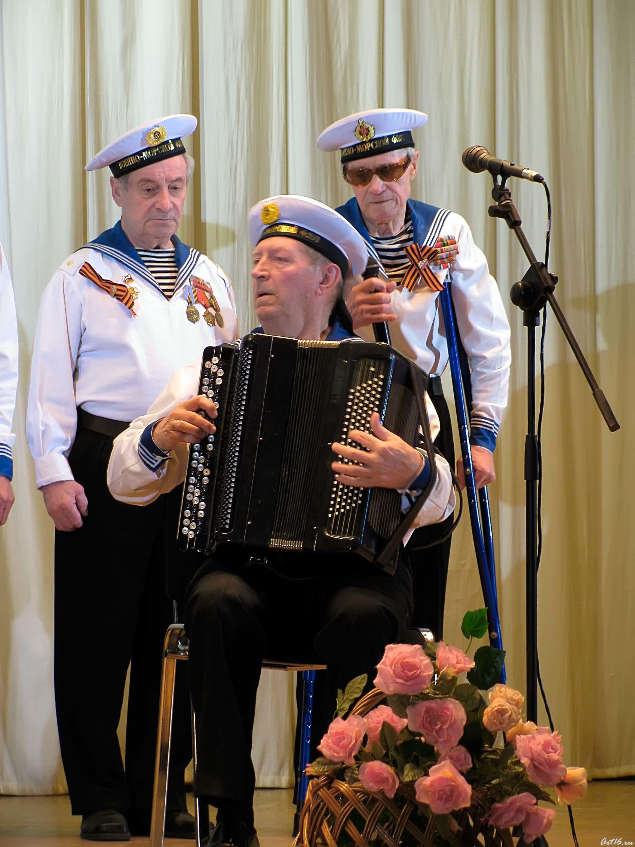 ʺЭкипаж одна семьяʺ ветеранский ансамбль Советского р-на г. Казань::Фестиваль ветеранских хоров — 2010