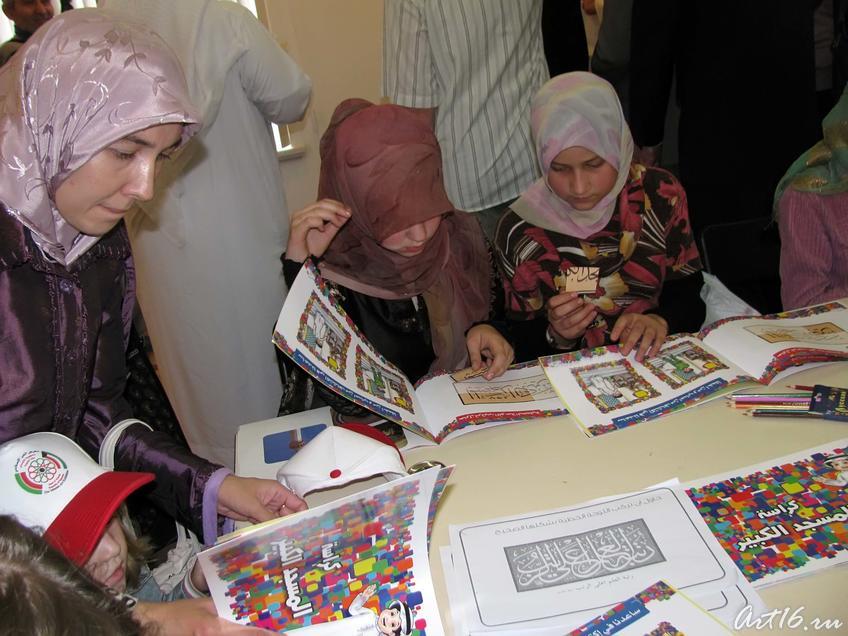 Работа по специальной программе обучения для детей, разработанной Центром исламского искусства Кувейта::Арабская каллиграфия: связь времен и народов