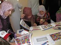 Работа по специальной программе обучения для детей, разработанной Центром исламского искусства Кувейта