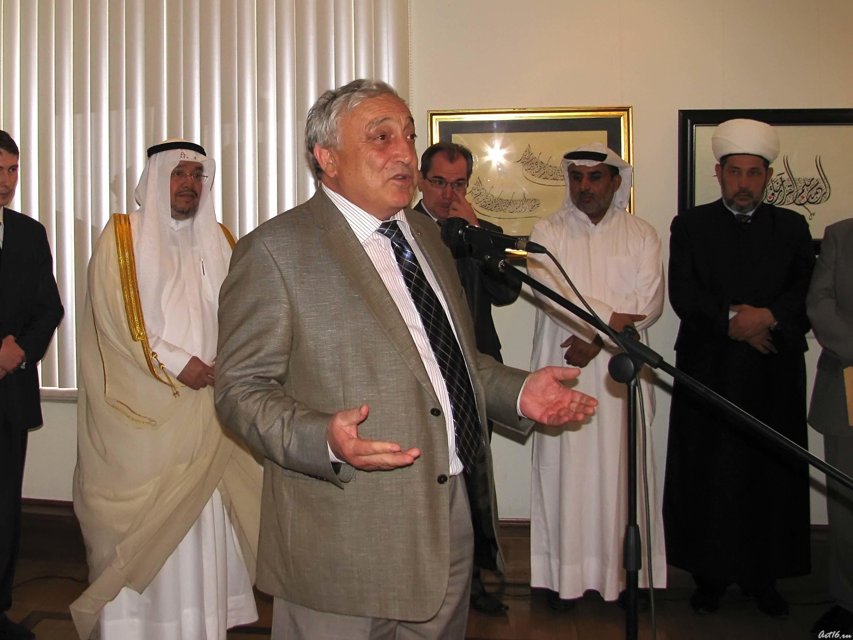 Тимур  Юрьевич Акулов (на открытии международной выставки «Арабская каллиграфия: связь времен и народов»)::Арабская каллиграфия: связь времен и народов