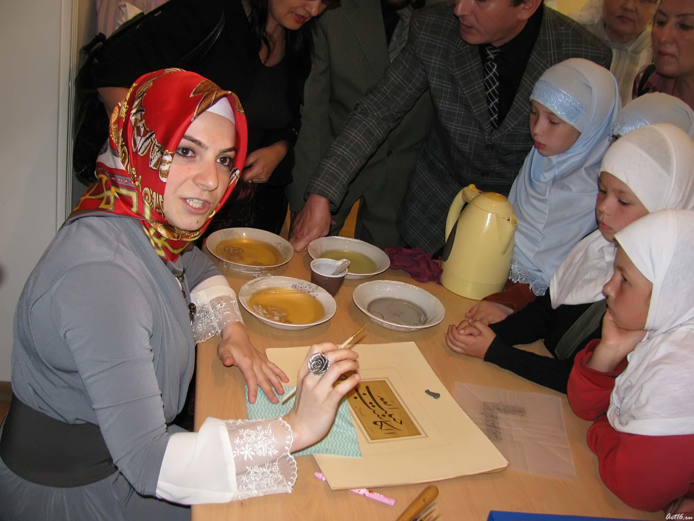 Мастер из Кувейта. Фото во время проведения мастер-класса::Арабская каллиграфия: связь времен и народов