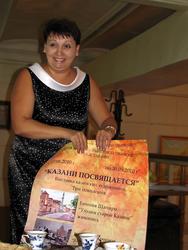 Ольга Новикова с афишей к выставке 