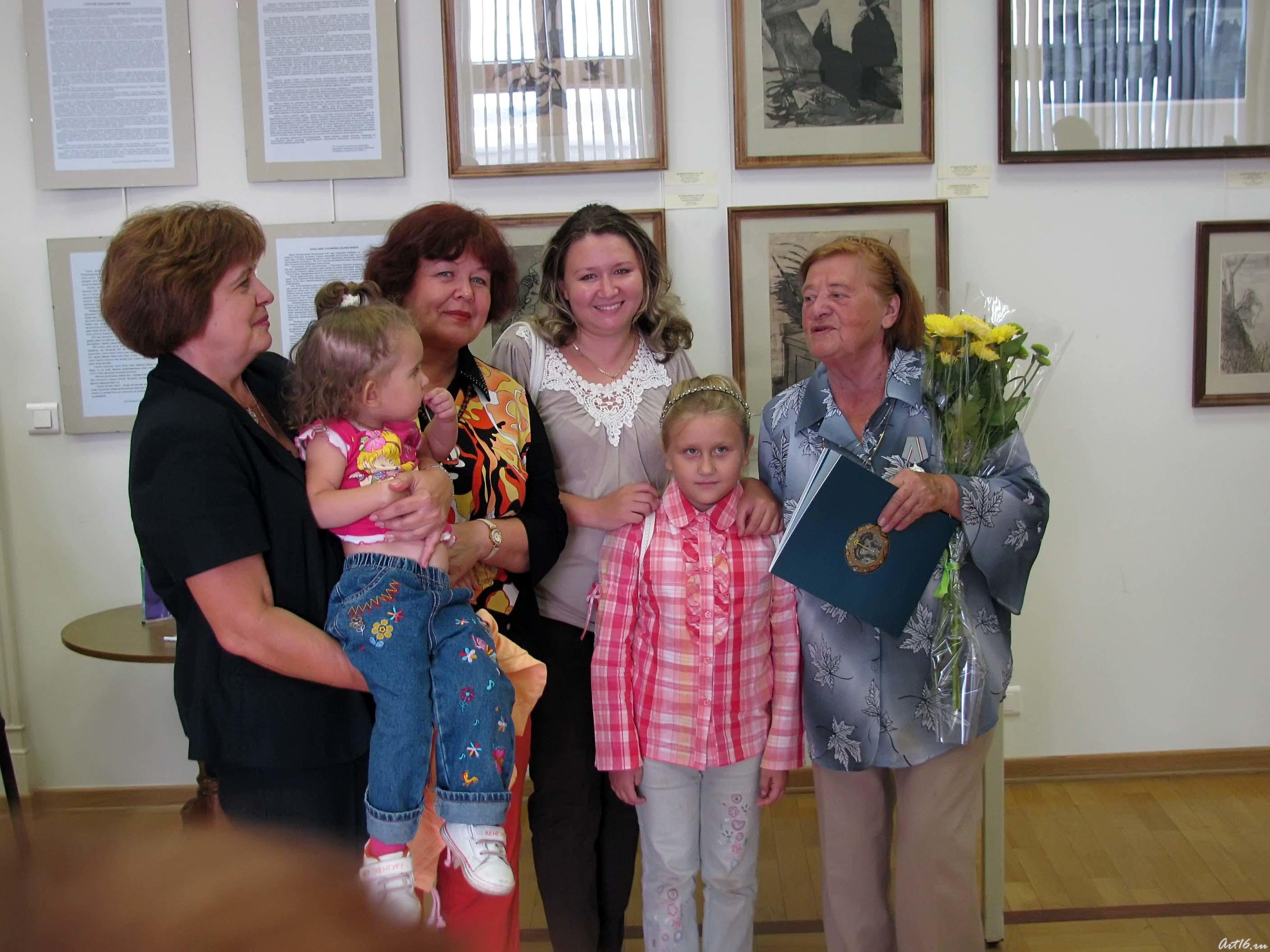  Ирина Колмогорцева в кругу семьи::Ирина Колмогорцева (графика, живопись) и Георгий Зяблицев (керамика, скульптура) 