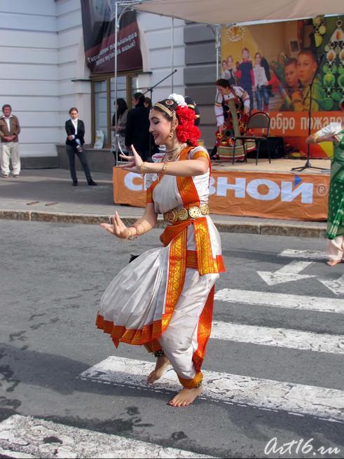 Индийский танец  на площади 1 мая перед НМ РТ::День Республики Татарстан и День города
