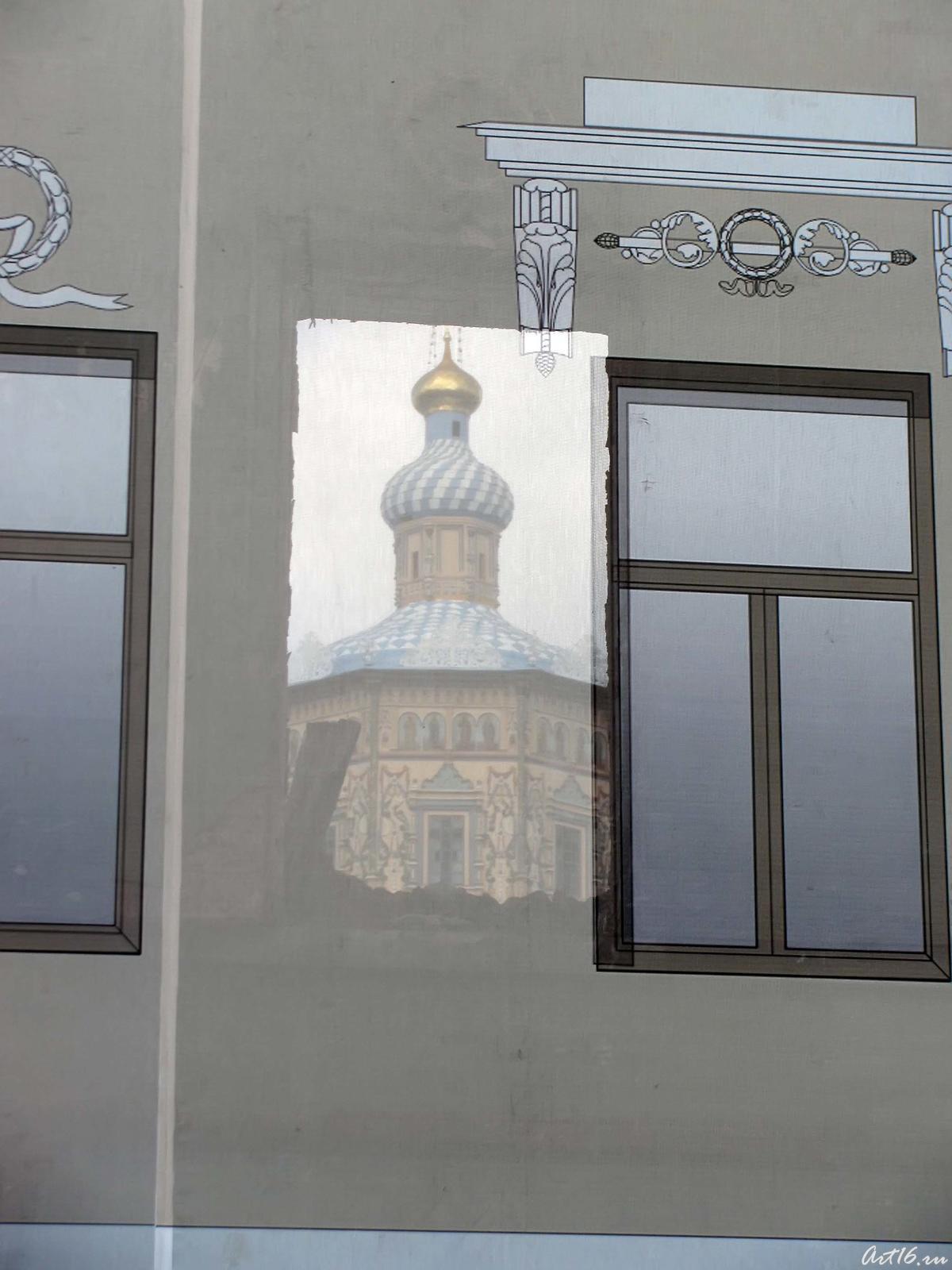 Фото №59086. В проеме окна, сквозь банерную ткань виден Петропавловский собор