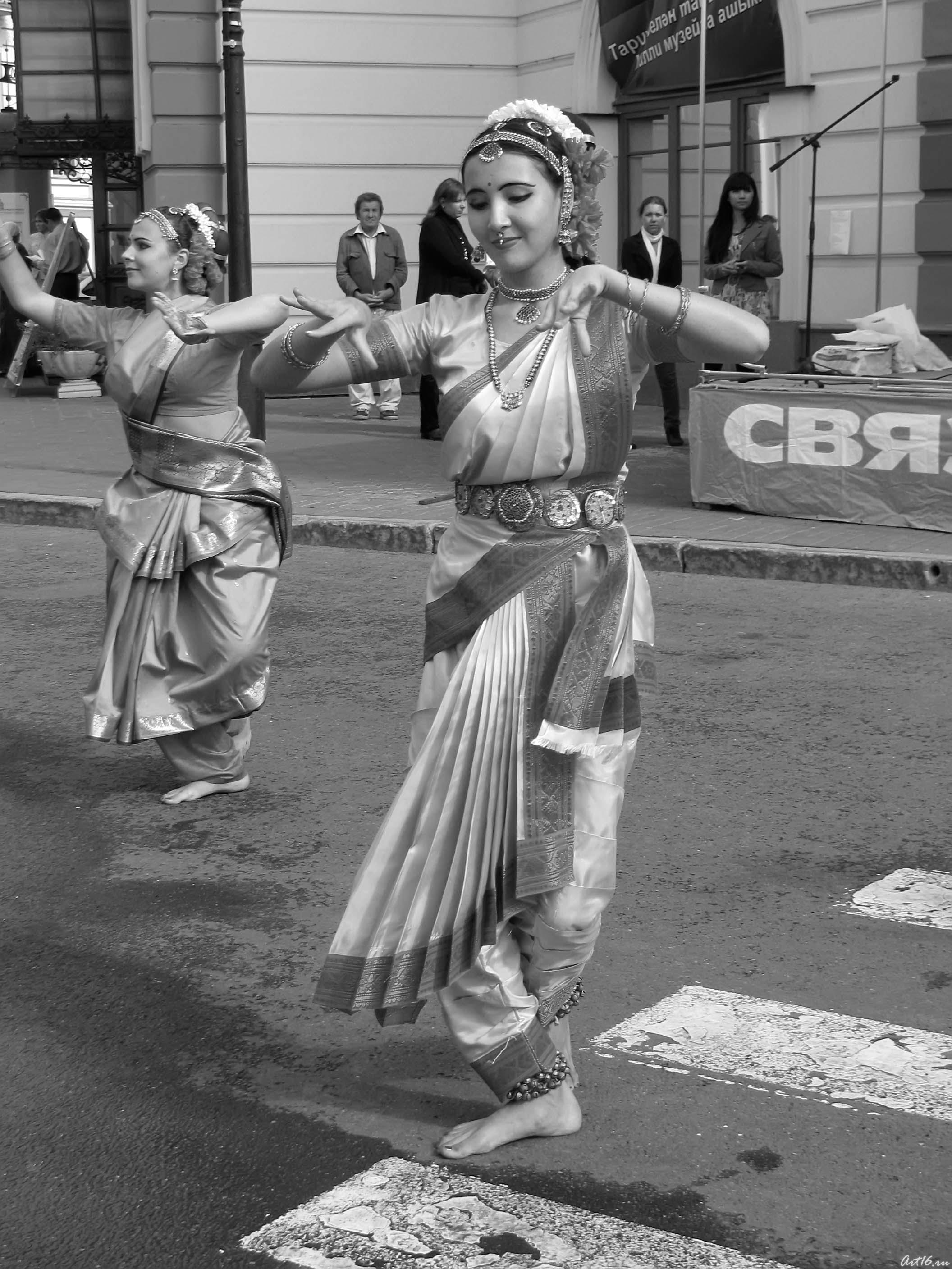 Индийский танец::День Республики Татарстан и День города