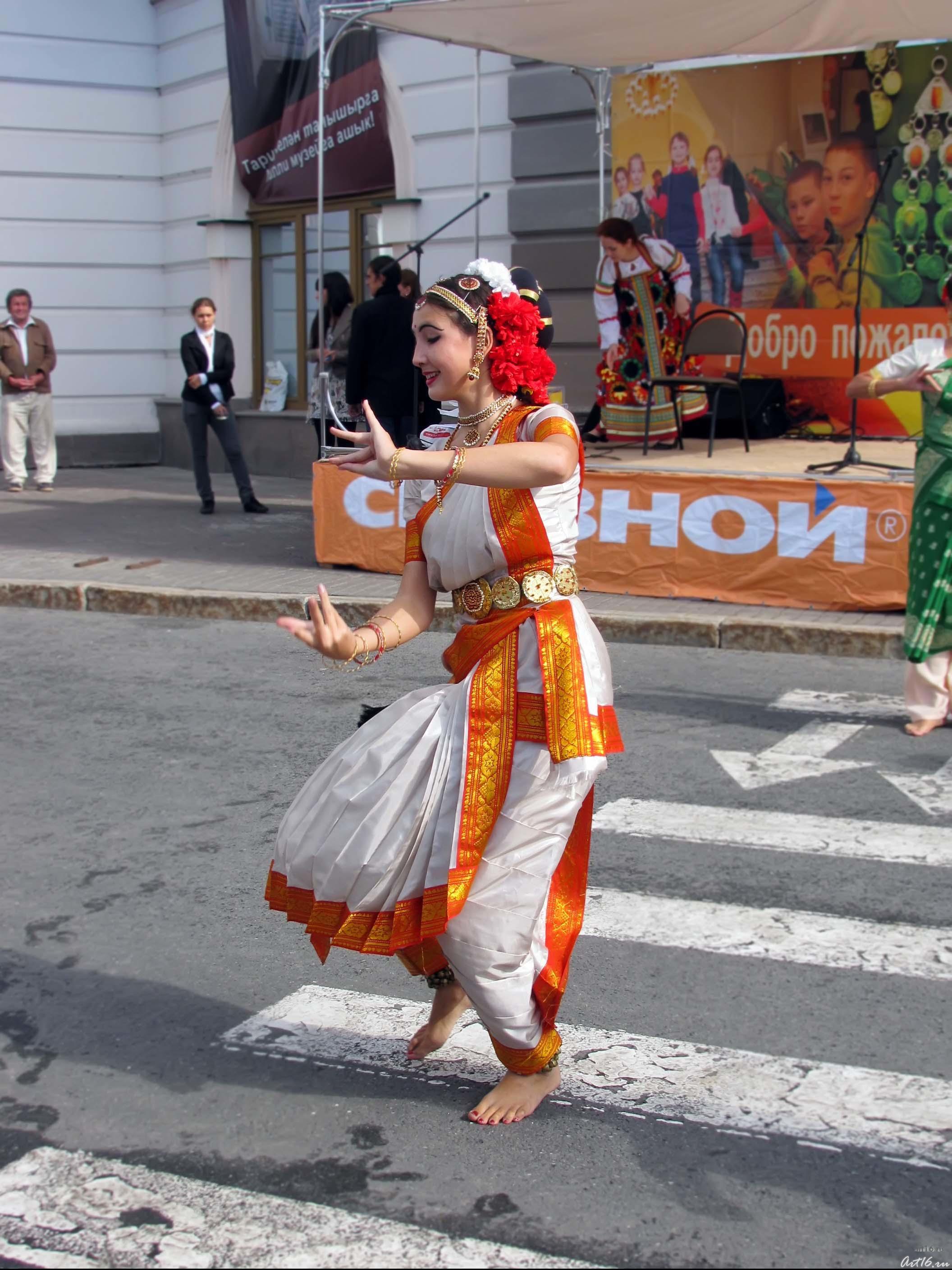 Индийский танец  на площади 1 мая перед НМ РТ::День Республики Татарстан и День города