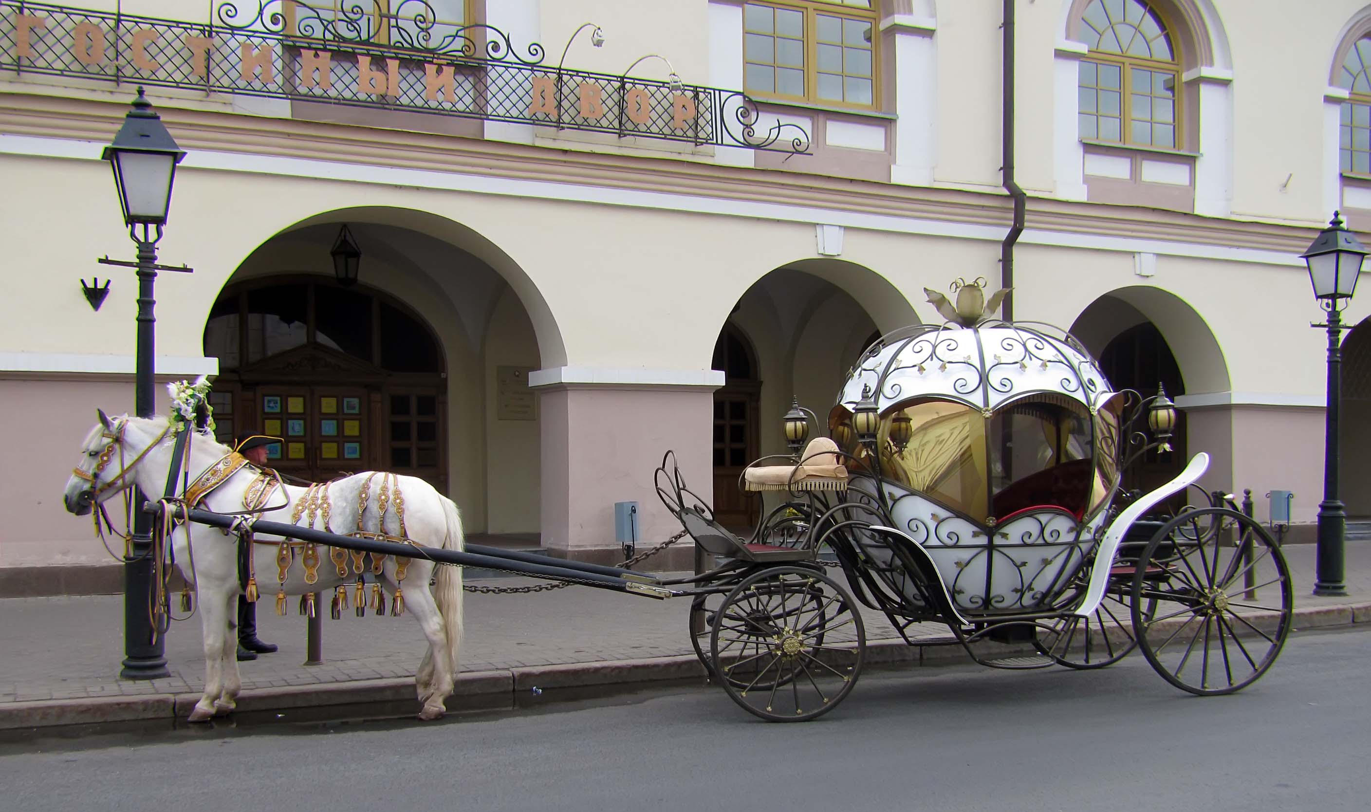 Прогулочная карета у здания Национального музея РТ::Kazan. Kremlin LIVE 2010