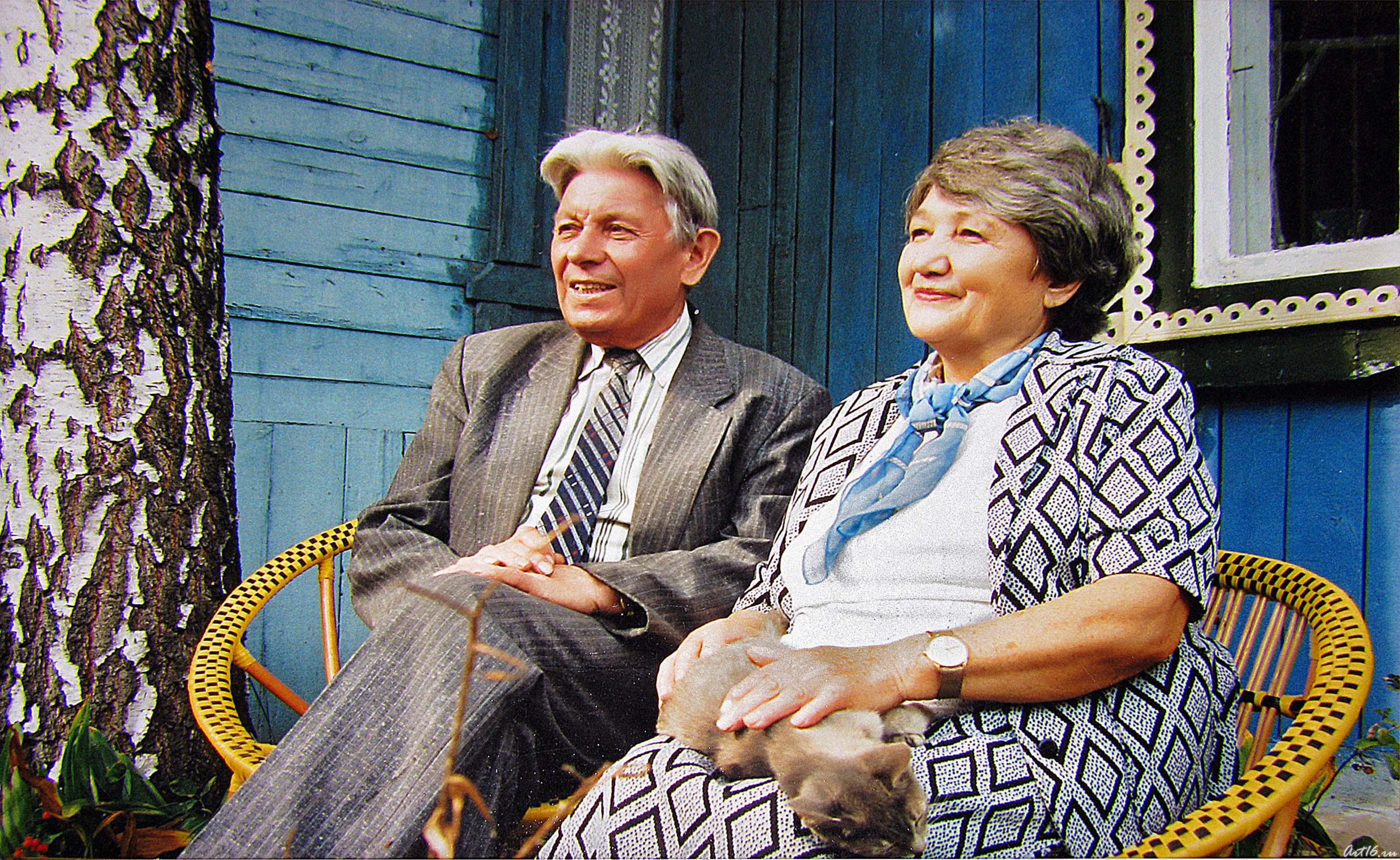 Гариф Ахунов с женой в саду::Гариф Ахунов (1925-2000)