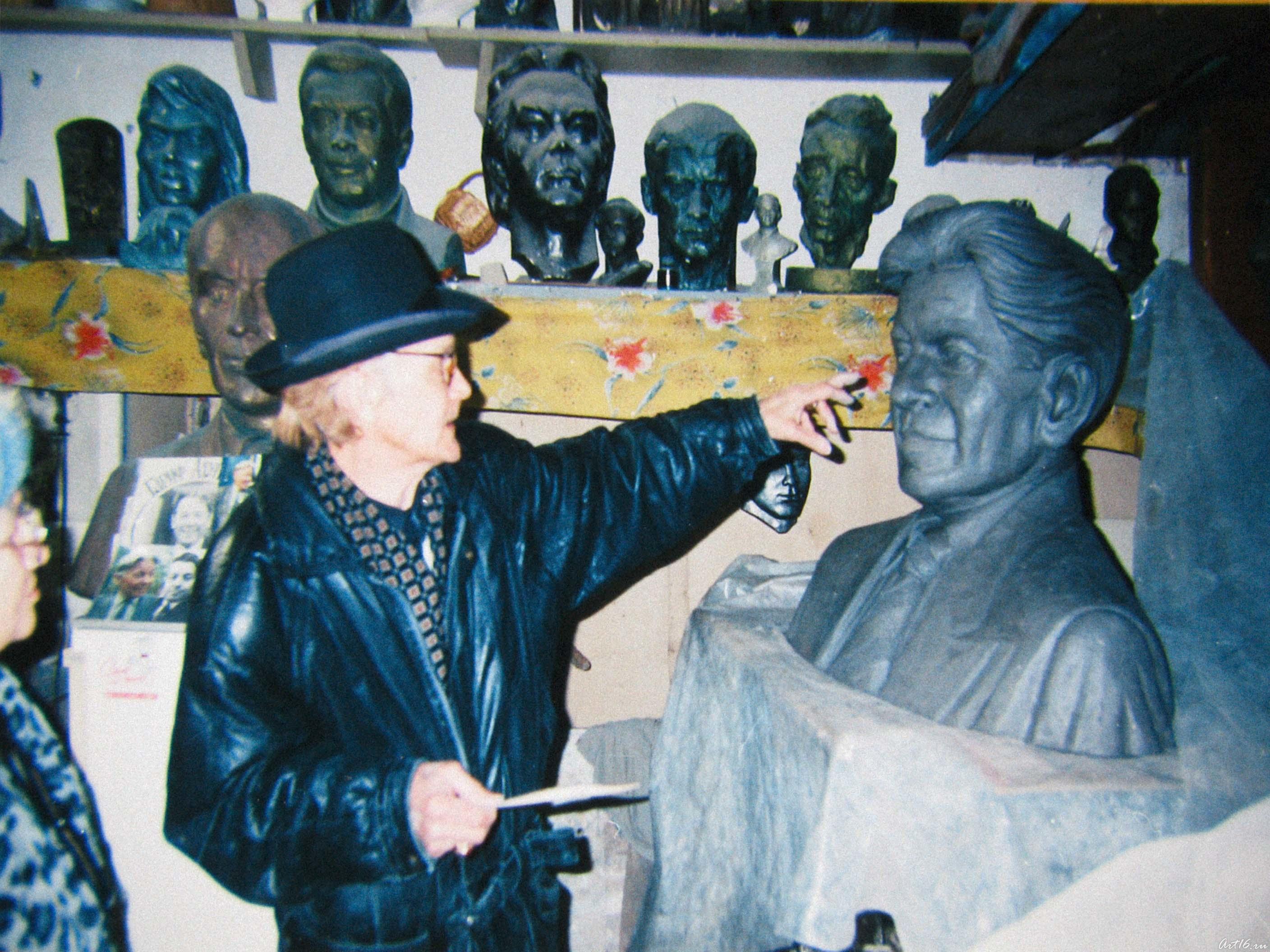 Скульптор Альфрит Абдрашитов  работает над портретом-бюстом Г. Ахунова::Гариф Ахунов (1925-2000)