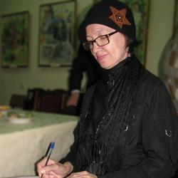Наиля Ахунова ставит автограф на книге 
