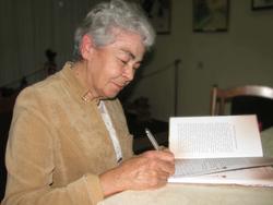 Лейля Каримова ставит автограф на книге Фатиха Карима, своего отца