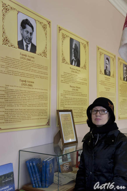 Н.Ахунова у экспозиции, посвященной ее отцу, Г. Ахунову::Г.Ахунов, Арск