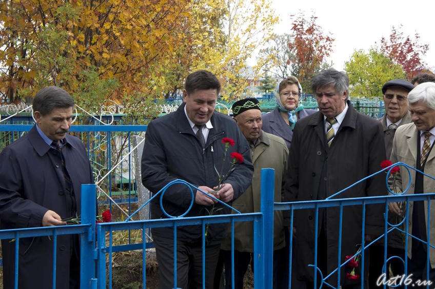 У могилы Гарифа Ахунова. Сентябрь 2010::Г.Ахунов, Арск