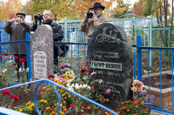 Надгробия Шаиде Максудовой (Ахуновой), Гарифу Ахунову