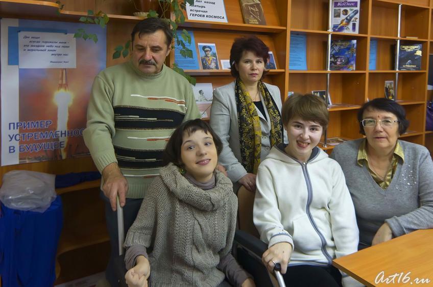 Екатерина Аничкина (Татарстан) и Александра Аникина (Чувашия) с родителями::Во имя жизни