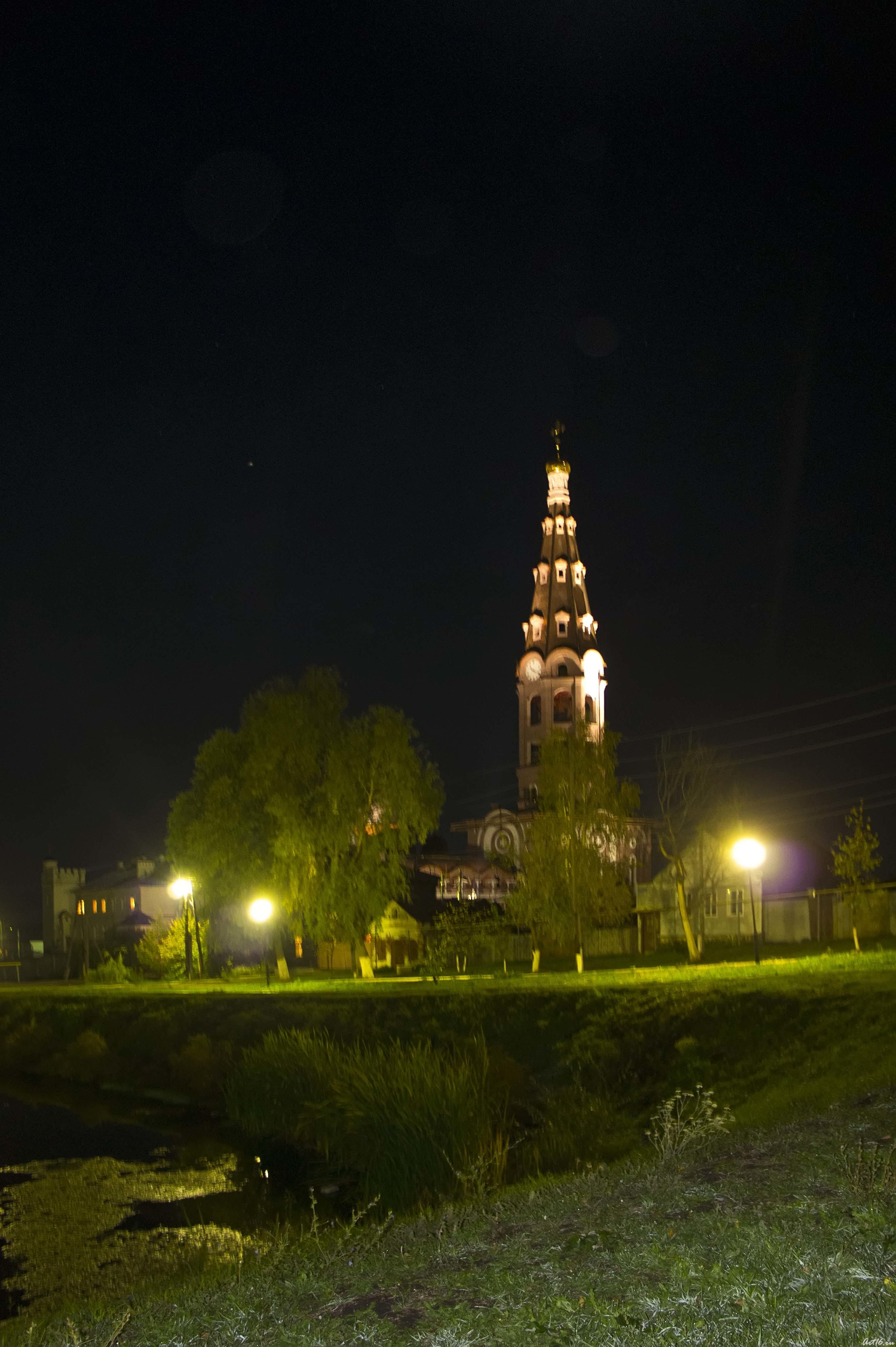 Природно-ландшафтная зона - сквер ʺПрудокʺ, вдали колокольня::Православный Алатырь 