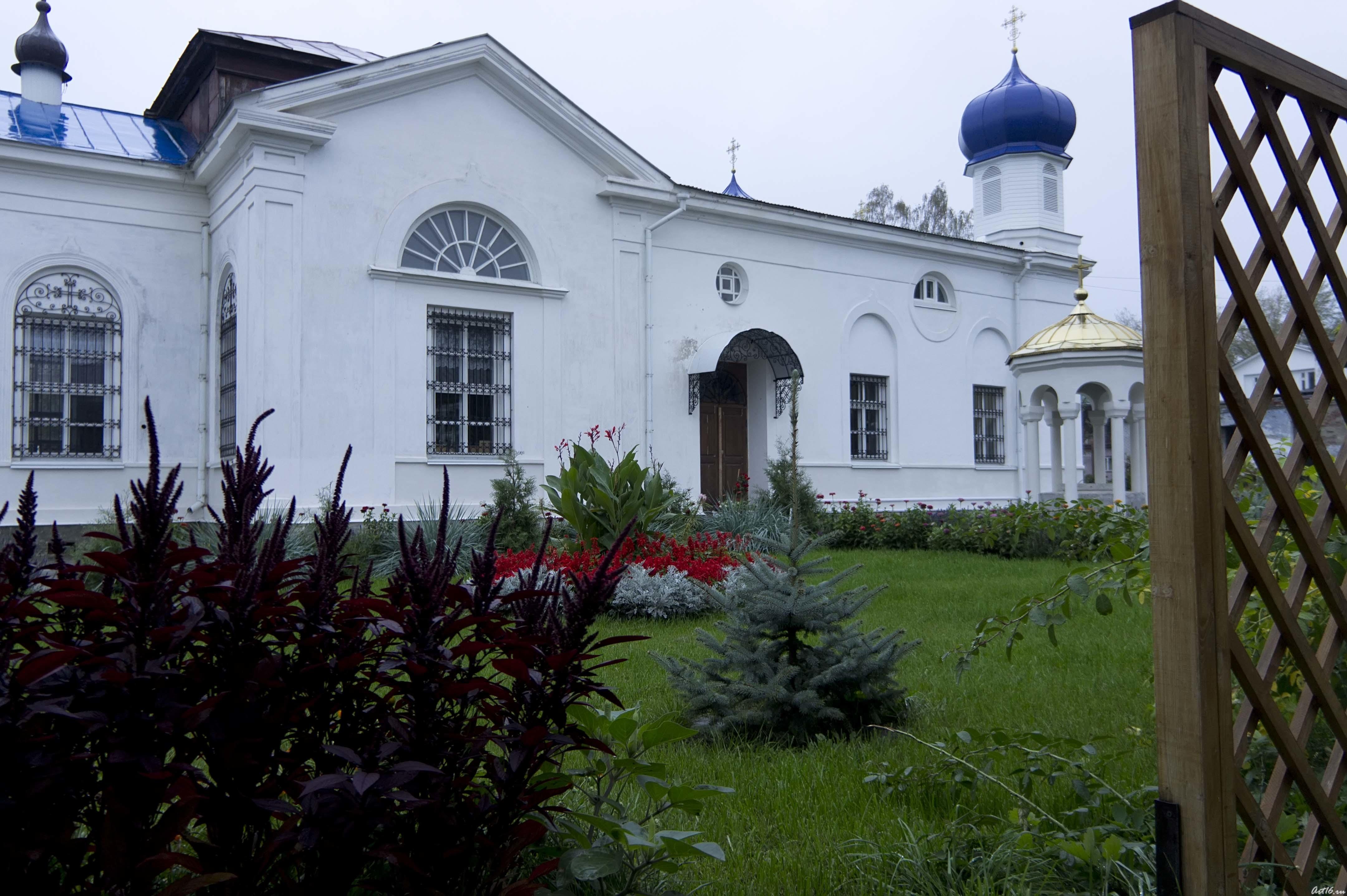 Храм Иверской иконы Божией Матери - вид с  севера , внутренний дворик::Православный Алатырь 