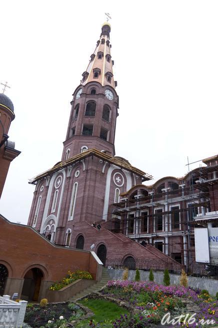  Надвратный храм с колокольней при входе в монастырь::Православный Алатырь 