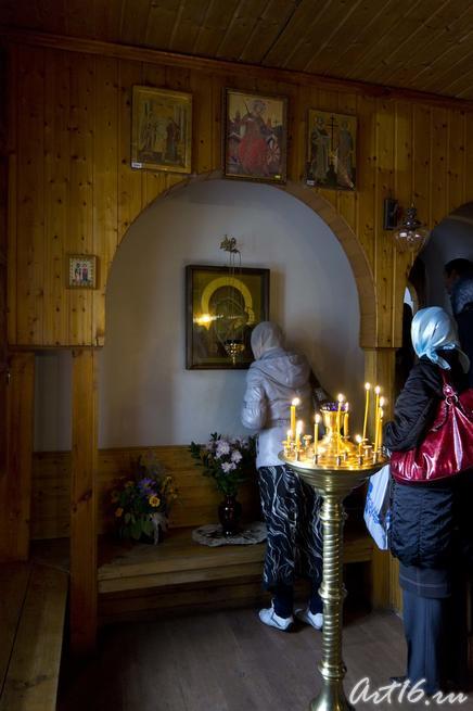 У входа в Казанский храм Свято-Троицкого  мужского монастыря::Православный Алатырь 