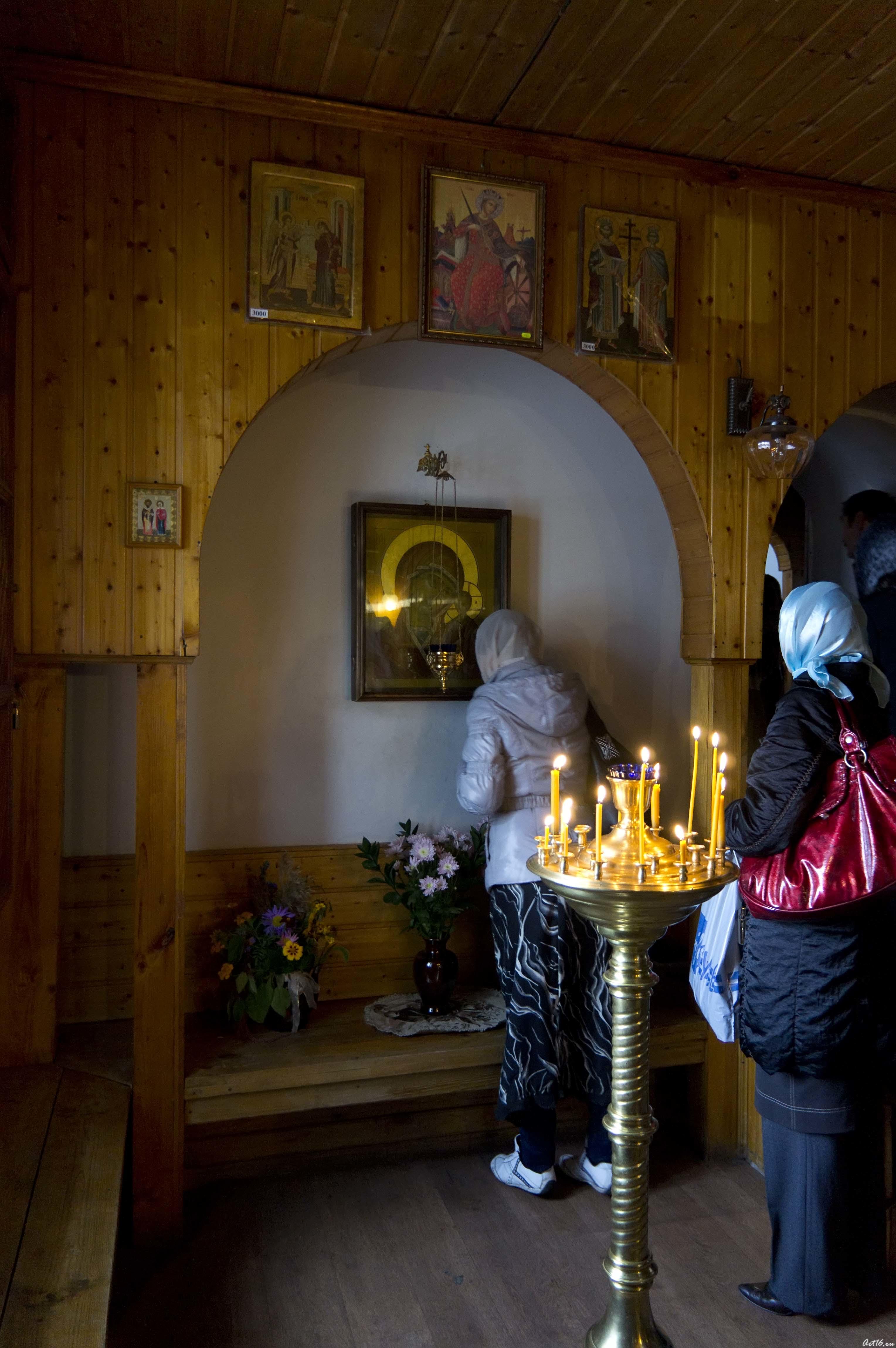 У входа в Казанский храм Свято-Троицкого  мужского монастыря::Православный Алатырь 