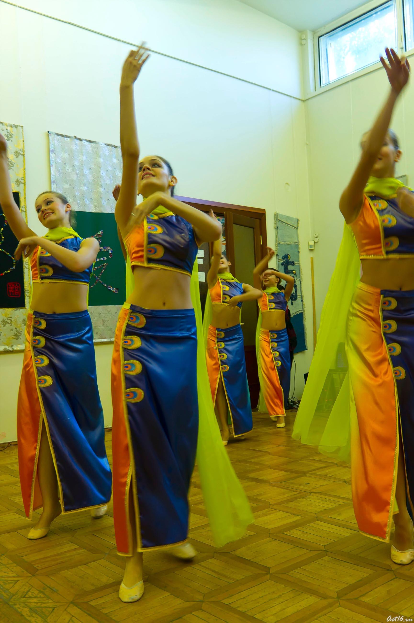 Китайский танец::Матерчатая каллиграфия