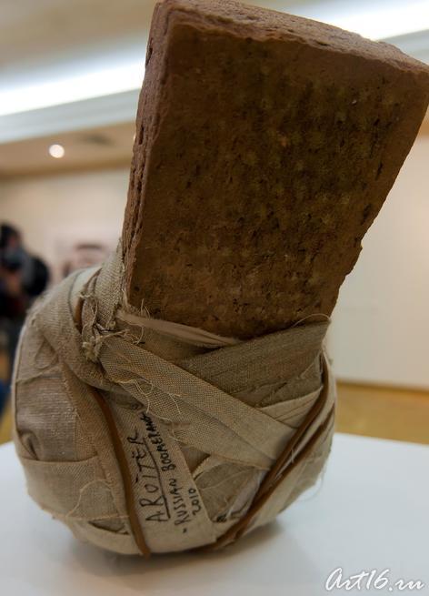 Кирпич обмотанный тряпкой с надписью, что-то типа  «Русский чупа-чупс»::Выставка «VOTH/ВОТ»