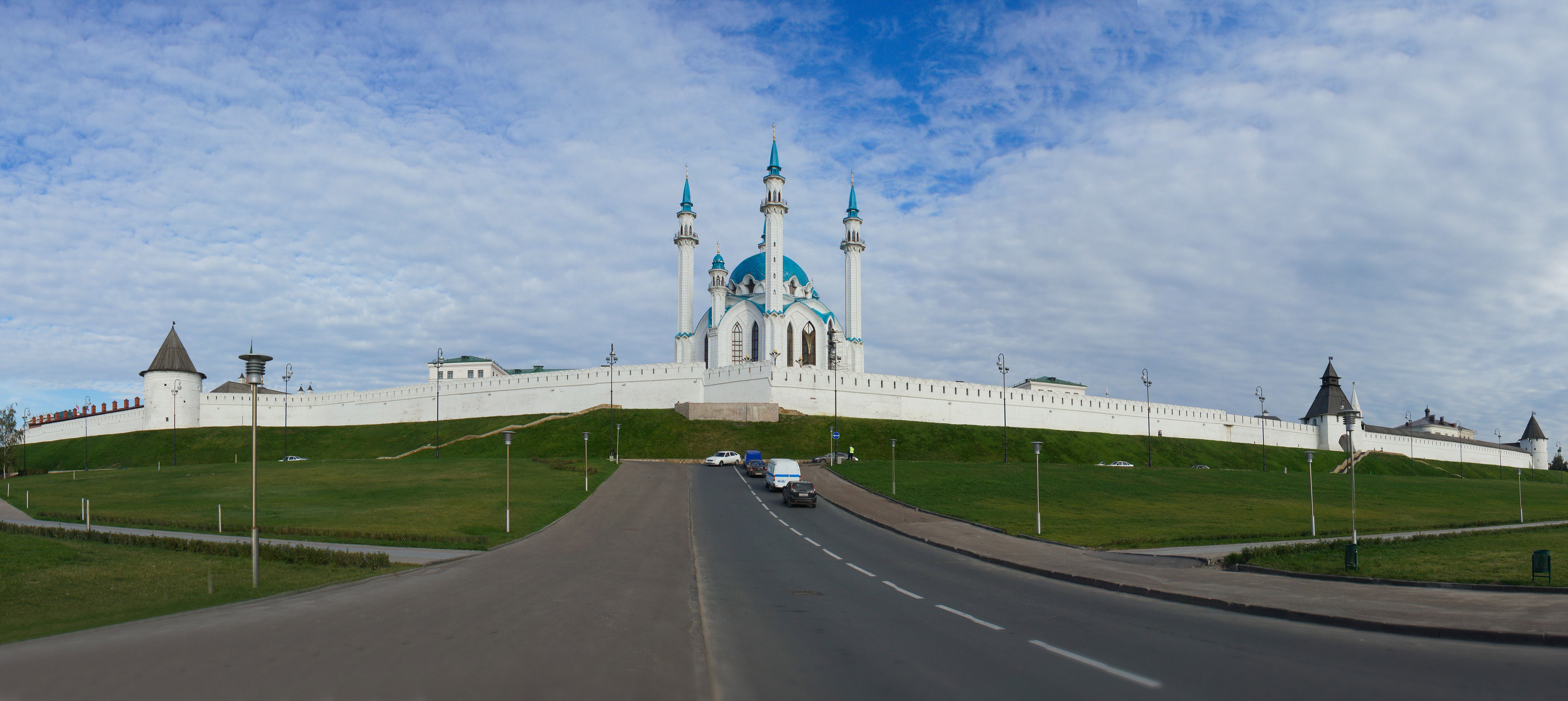 Казанский кремль как добраться. Казанский Кремль Казань. Кремлевская площадь Казань. Белый Кремль в Татарстане. Площадь тысячелетия Казань.