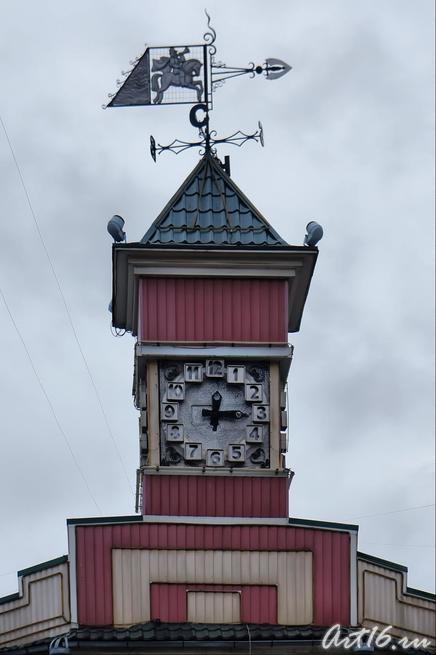 часы на доме и флюгер с изображением всадника::г.Клин, дом-музей П.И.Чайковского