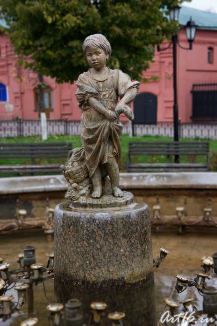 В центре фонтана  — фигурка девочки-грибницы  (г.Клин)::г.Клин, дом-музей П.И.Чайковского