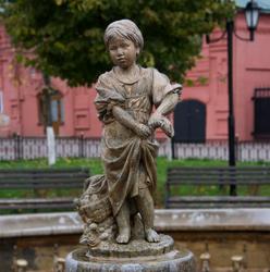 В центре фонтана  — фигурка девочки-грибницы  (г.Клин)