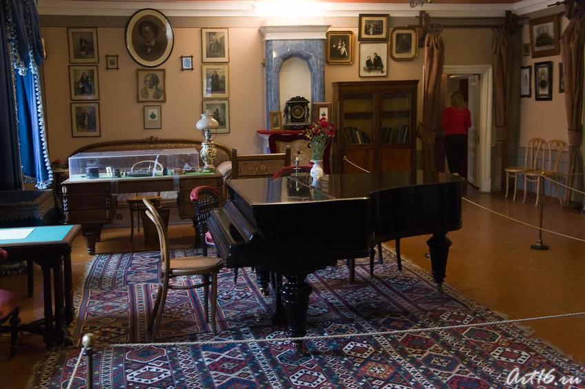 В центре зала рояль, на котором играл П.И.Чайковский (кабинет-гостиная)::г.Клин, дом-музей П.И.Чайковского