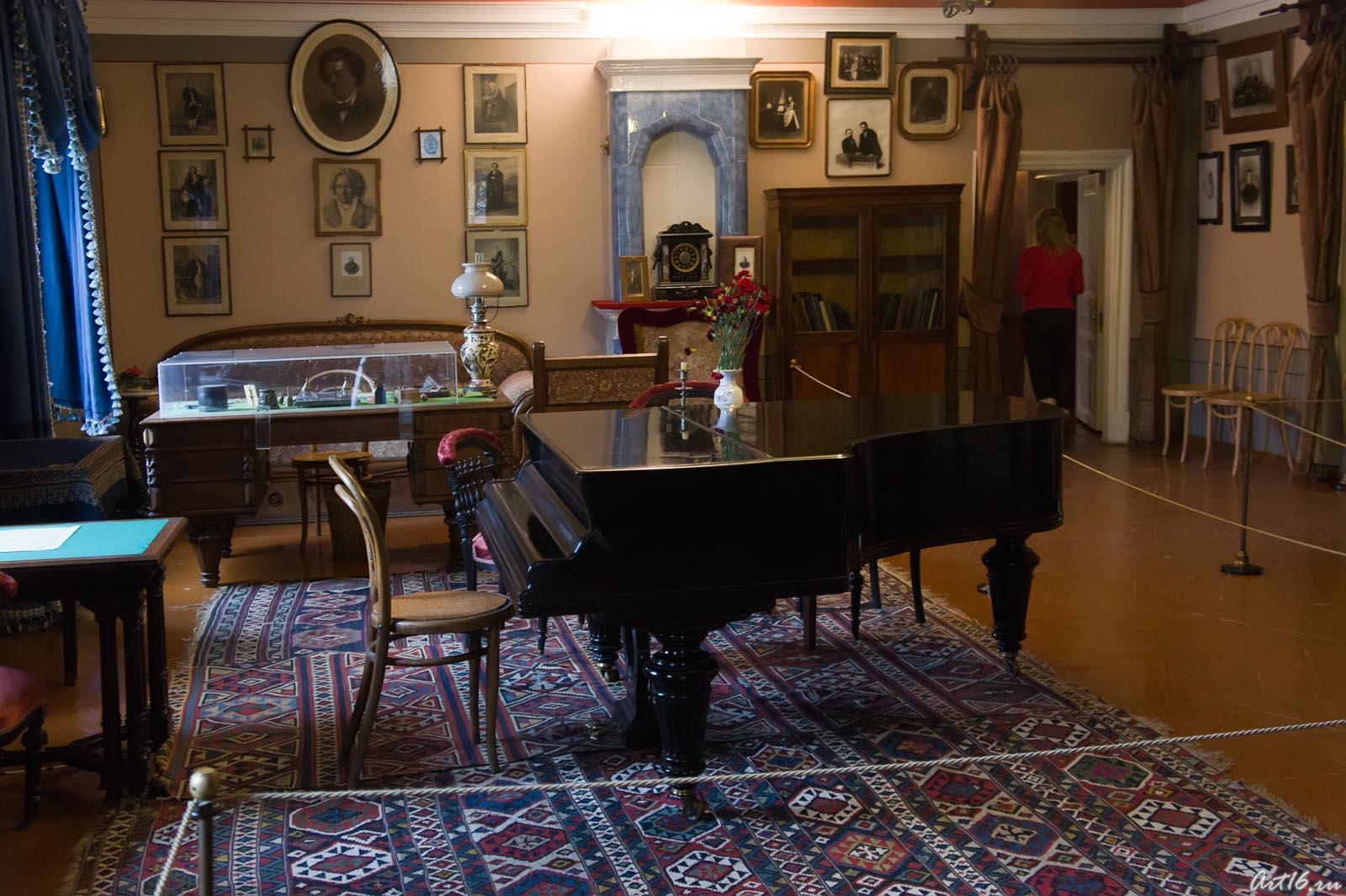 В центре зала рояль, на котором играл П.И.Чайковский (кабинет-гостиная)::г.Клин, дом-музей П.И.Чайковского