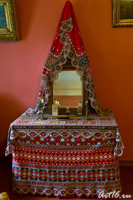 Туалетный столик в спальне П.И. Чайковского::г.Клин, дом-музей П.И.Чайковского