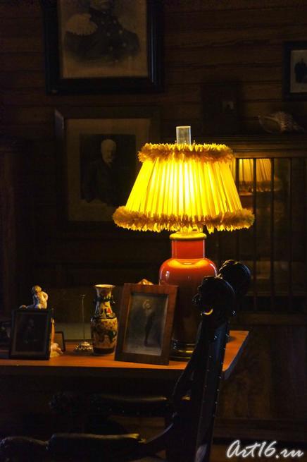 Настольная лампа в кабинете Модеста Ильича Чайковского::г.Клин, дом-музей П.И.Чайковского