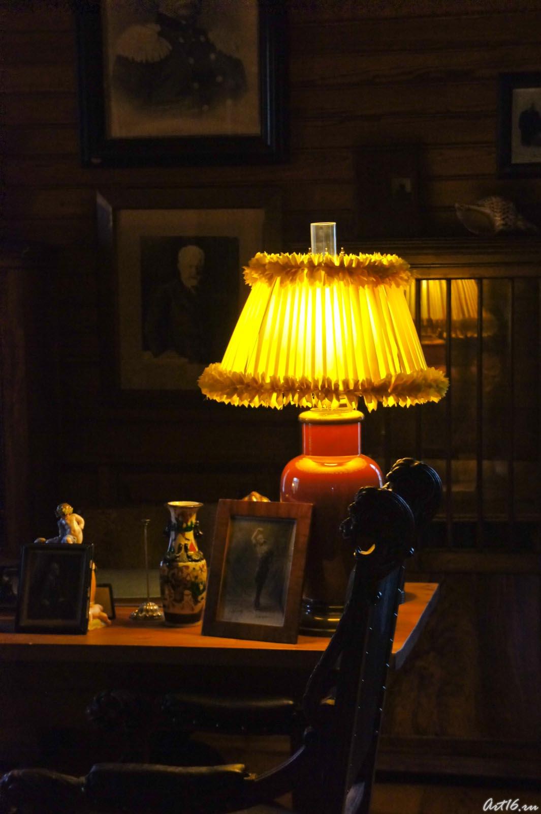 Настольная лампа в кабинете Модеста Ильича Чайковского::г.Клин, дом-музей П.И.Чайковского