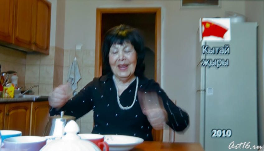 Альфия Авзалова на кухне. Кадр из фильма «Моң патшабикәсе»::Альфия Авзалова, фото к статье