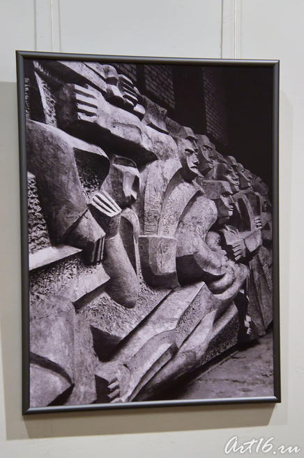рельеф «Расстрел» (1974, железобетон) на Арском кладбище.::Ракурсы. Творчество Ильдара Ханова
